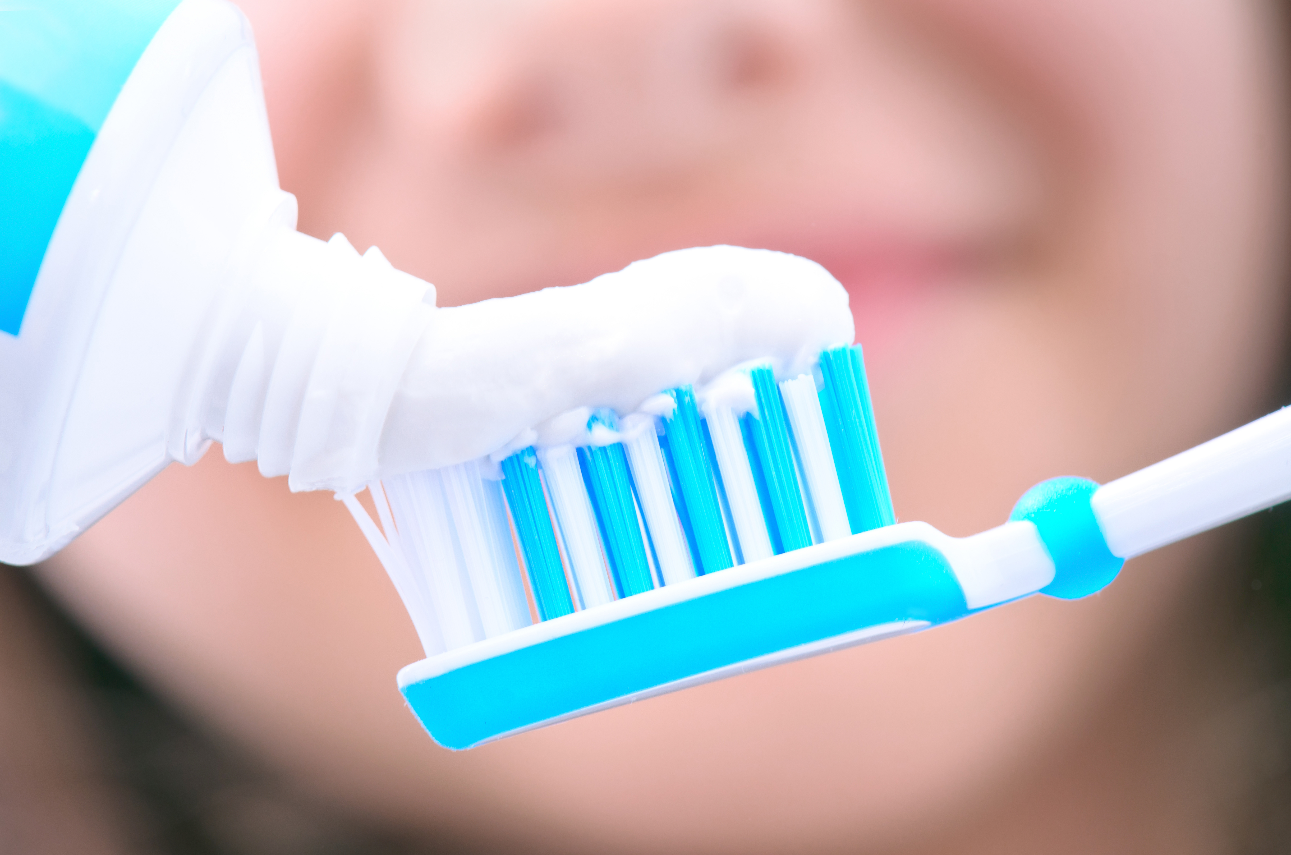 Смолу использовали для чистки зубов. Зубная паста и щетка. Зуб с щеткой. Зубы и зубная паста. Зубные пасты стоматология.